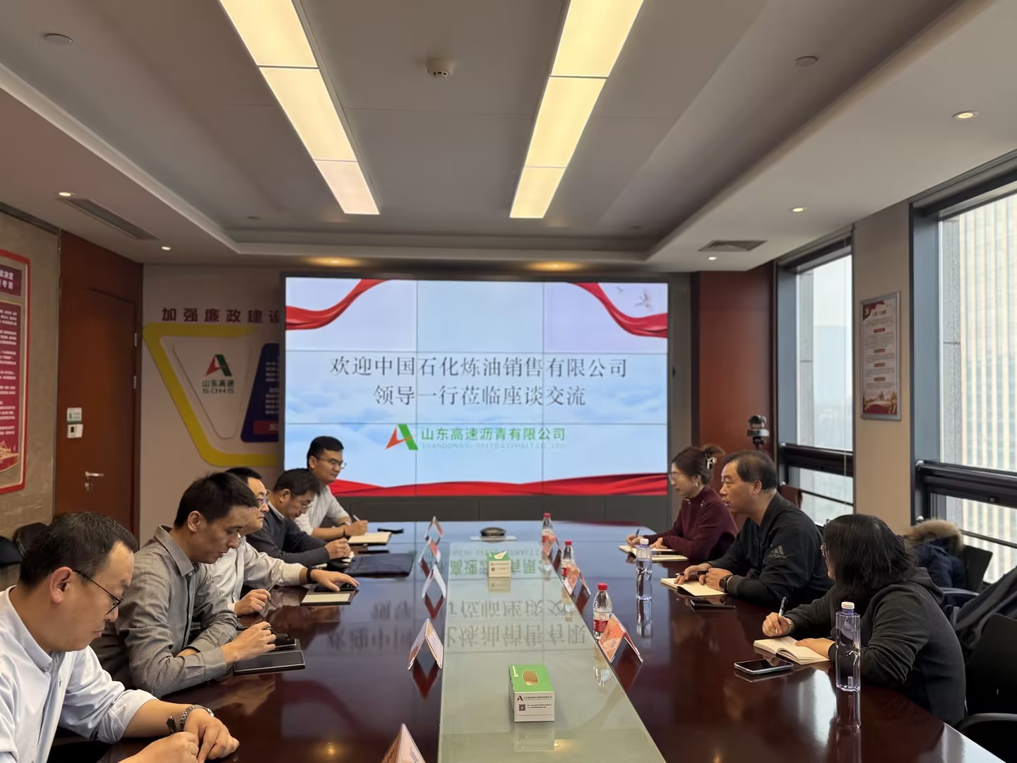 中国石化炼油销售有限拼搏在线官方网站一行到访沥青拼搏在线官方网站