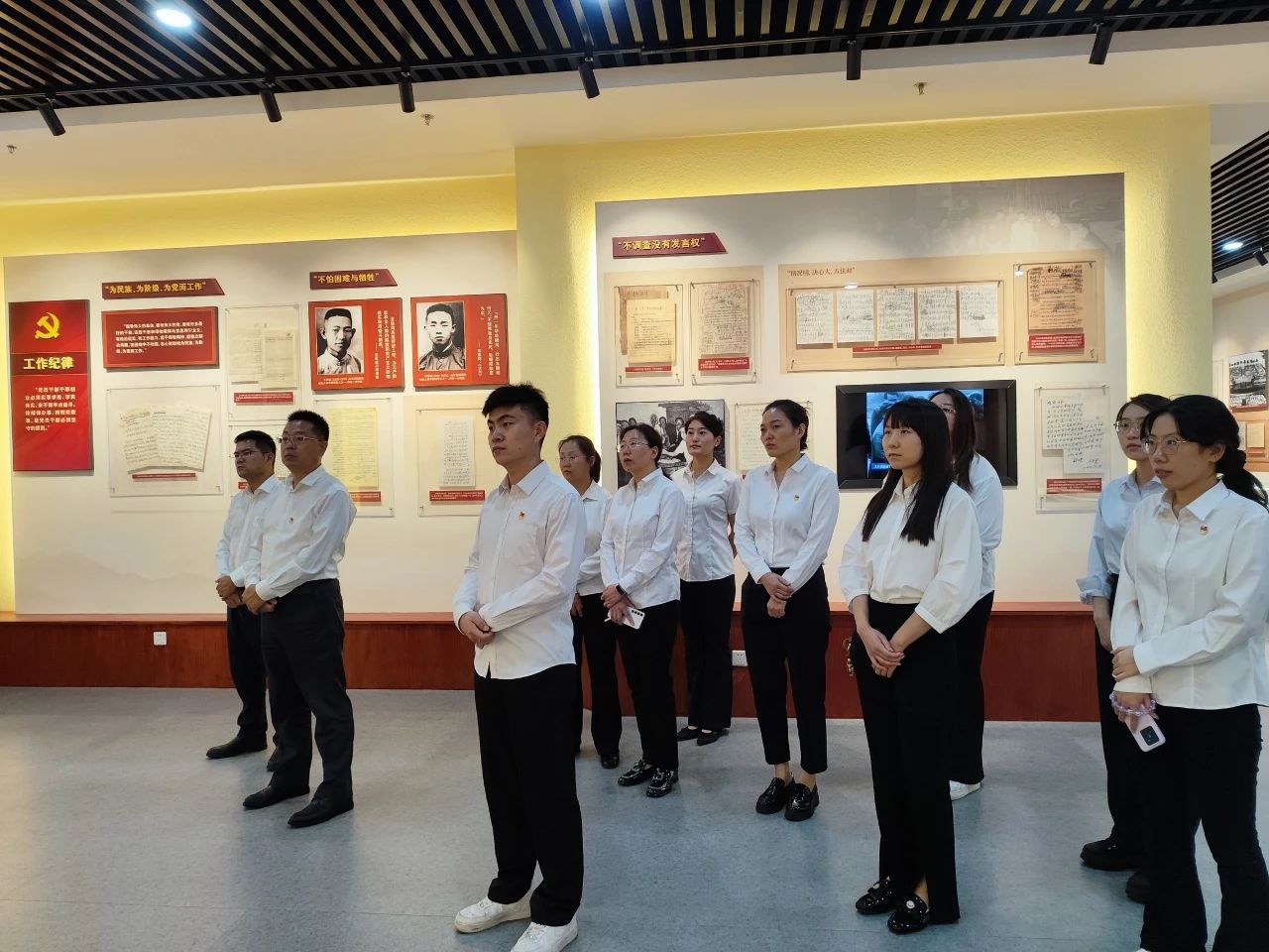 沥青拼搏在线官方网站权属单位路用新材料拼搏在线官方网站党支部组织参观党纪学习教育专题档案文献展